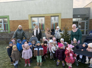 Wspólne ozdabianie choinki