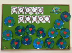 Praca plastyczna na Dzień Ziemi u Starszaków
